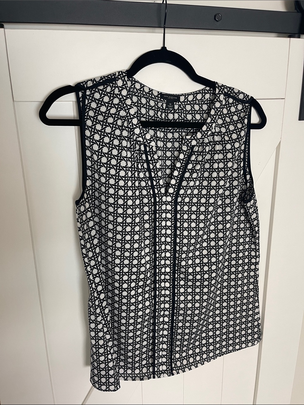 Ann Taylor Sleeveless Black & White Geometric Print Blouse